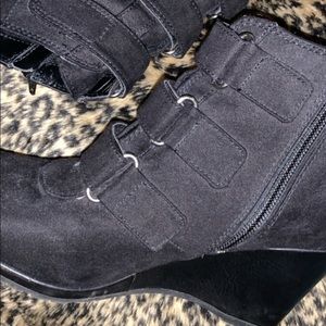 Black wedged boots🐼